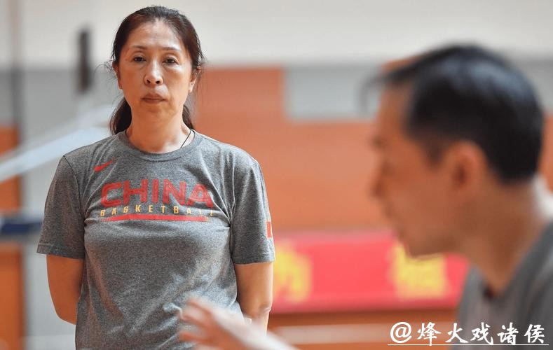 郑薇场边督战亲自登场,广东女篮16分优势再取六连胜 郑薇场边督战亲自登场,广东女篮16分优势再取六连胜